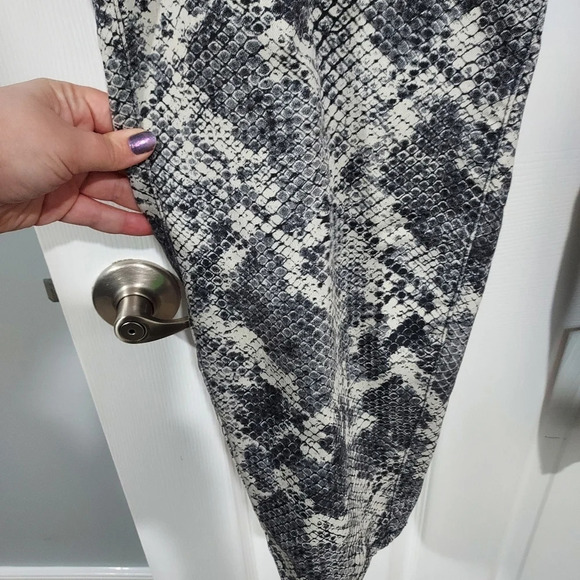 Torrid Jegging - Super Stretch Grey Snakeskin Print in Size 28R - Picture 6 of 16